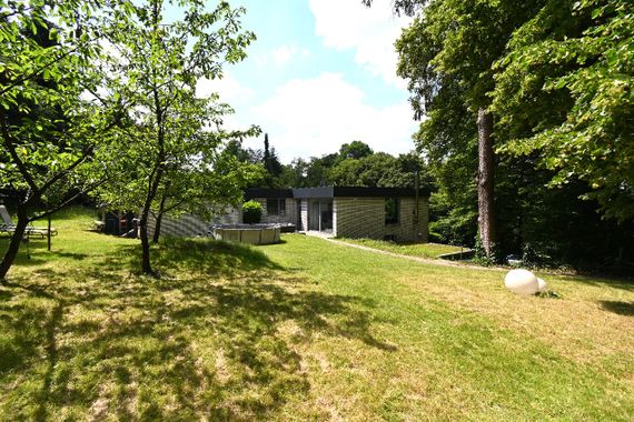 **** Zeitlose Bauhaus-Architektur in naturnaher Lage....*****