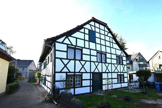 **** Charmantes, denkmalgeschütztes Fachwerkhaus mit zwei Einheiten und Garten...****