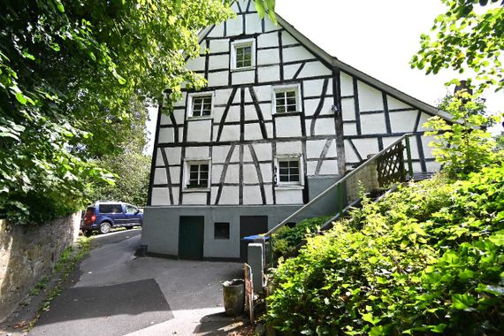 **** Denkmalgeschütztes Fachwerkhaus mit zwei Einheiten in Solingen-Gräfrath.... ****