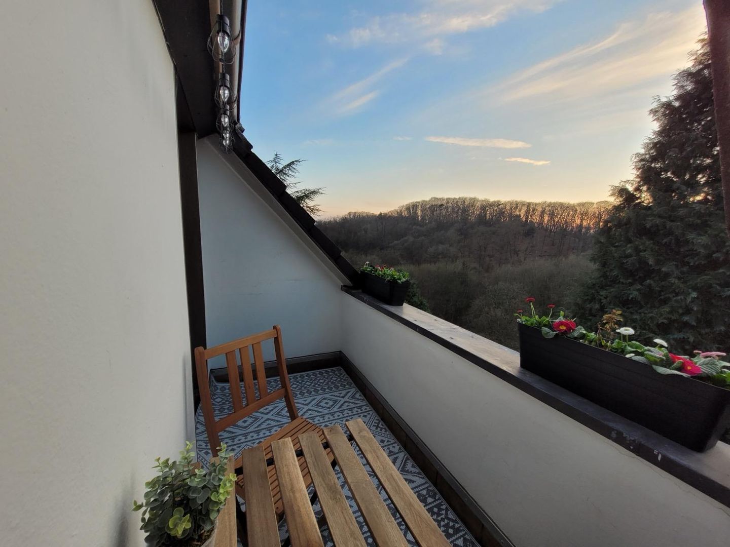 ***** Gemütliche Dachgeschosswohnung mit Blick ins Grüne..... ******