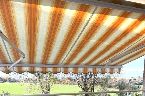 **** Lichtdurchflutete Wohnung mit Loggia und Naturblick ****