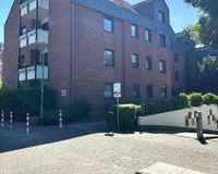 Hauptansicht mit Tiefgarageneinfahrt
